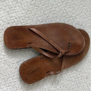 size 7 Clark’s leather flip flops
